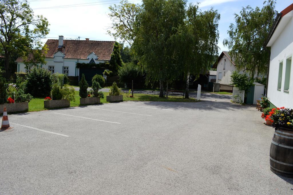 Strebersdorf Fruehstueckspension Sterr מראה חיצוני תמונה